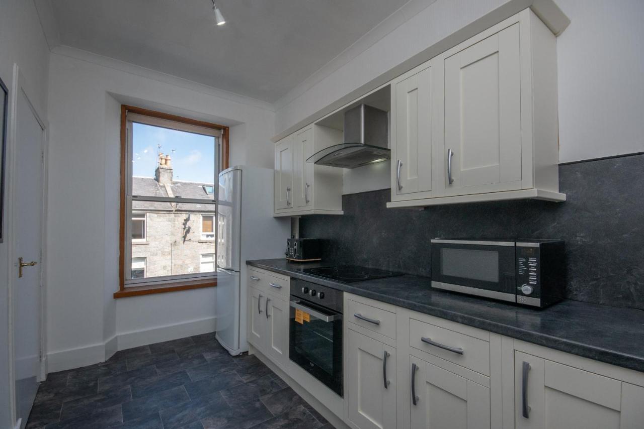 Dwellcome Home Ltd 1 Bed Apt, Half Mile To Union Street Yet Quiet, Free Parking, Fast Wifi, Ideal For Long Term Contractor, Etc Stays, Fully Equipped Kitchen, Regular Housekeeping Option - See Our Site For Assurance Абърдийн Екстериор снимка