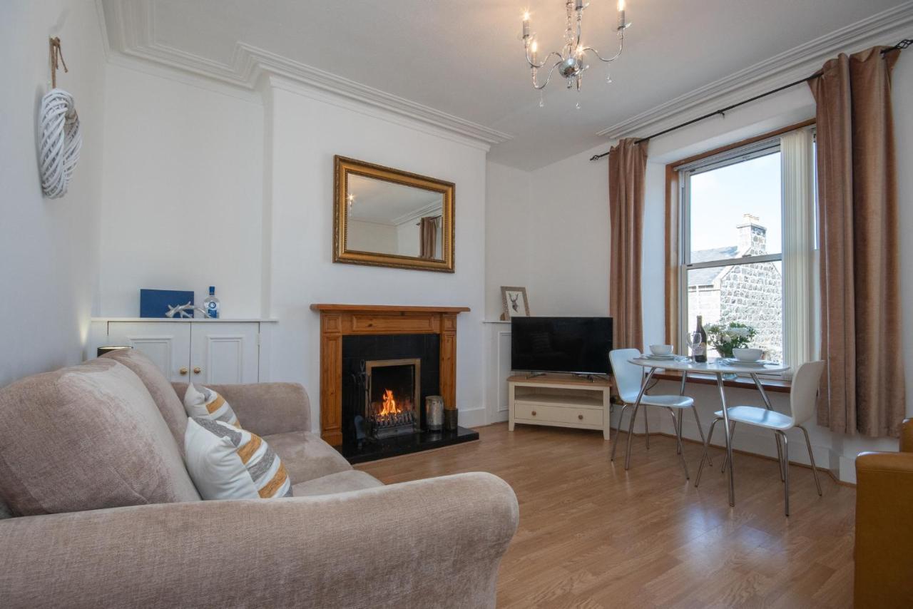 Dwellcome Home Ltd 1 Bed Apt, Half Mile To Union Street Yet Quiet, Free Parking, Fast Wifi, Ideal For Long Term Contractor, Etc Stays, Fully Equipped Kitchen, Regular Housekeeping Option - See Our Site For Assurance Абърдийн Екстериор снимка