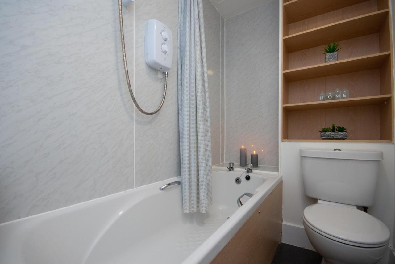 Dwellcome Home Ltd 1 Bed Apt, Half Mile To Union Street Yet Quiet, Free Parking, Fast Wifi, Ideal For Long Term Contractor, Etc Stays, Fully Equipped Kitchen, Regular Housekeeping Option - See Our Site For Assurance Абърдийн Екстериор снимка