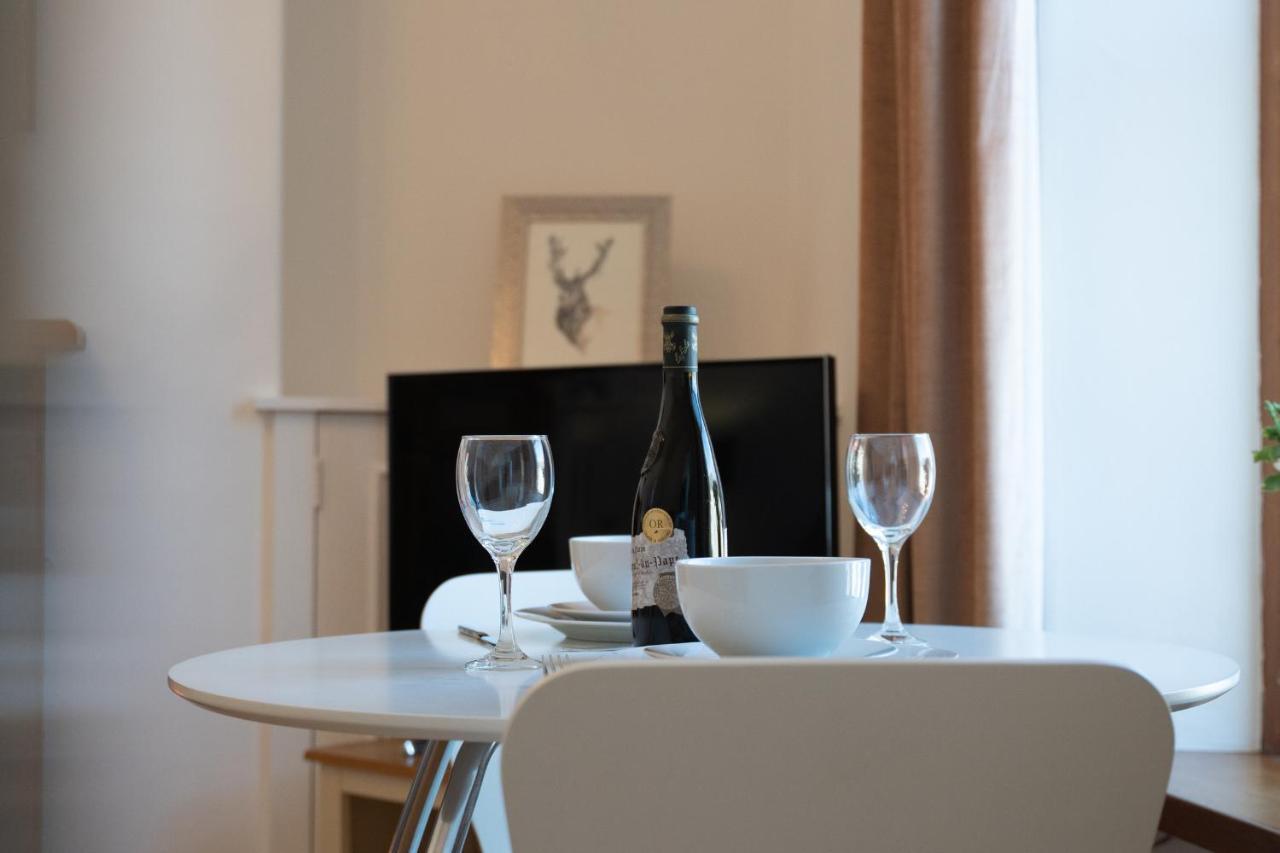 Dwellcome Home Ltd 1 Bed Apt, Half Mile To Union Street Yet Quiet, Free Parking, Fast Wifi, Ideal For Long Term Contractor, Etc Stays, Fully Equipped Kitchen, Regular Housekeeping Option - See Our Site For Assurance Абърдийн Екстериор снимка