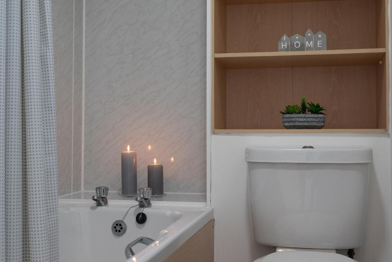 Dwellcome Home Ltd 1 Bed Apt, Half Mile To Union Street Yet Quiet, Free Parking, Fast Wifi, Ideal For Long Term Contractor, Etc Stays, Fully Equipped Kitchen, Regular Housekeeping Option - See Our Site For Assurance Абърдийн Екстериор снимка
