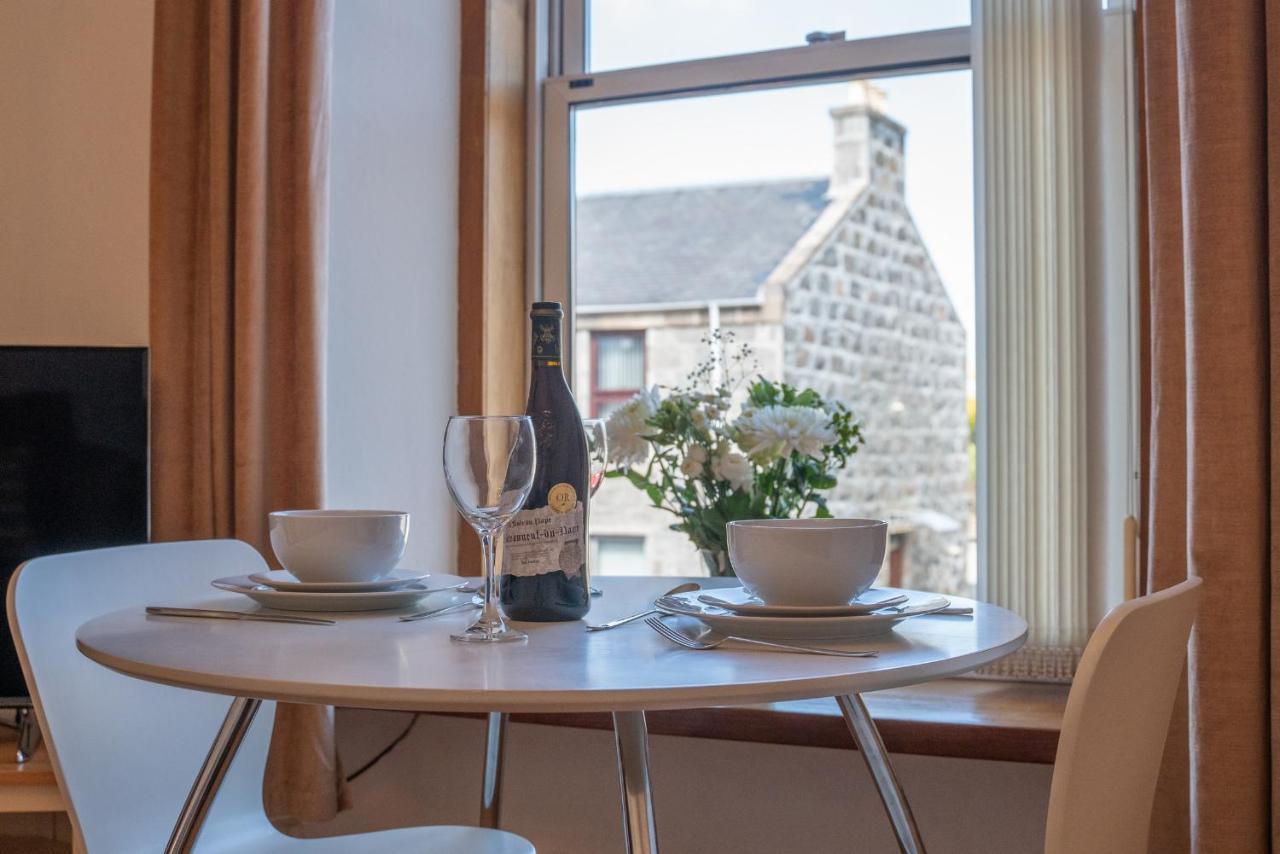 Dwellcome Home Ltd 1 Bed Apt, Half Mile To Union Street Yet Quiet, Free Parking, Fast Wifi, Ideal For Long Term Contractor, Etc Stays, Fully Equipped Kitchen, Regular Housekeeping Option - See Our Site For Assurance Абърдийн Екстериор снимка