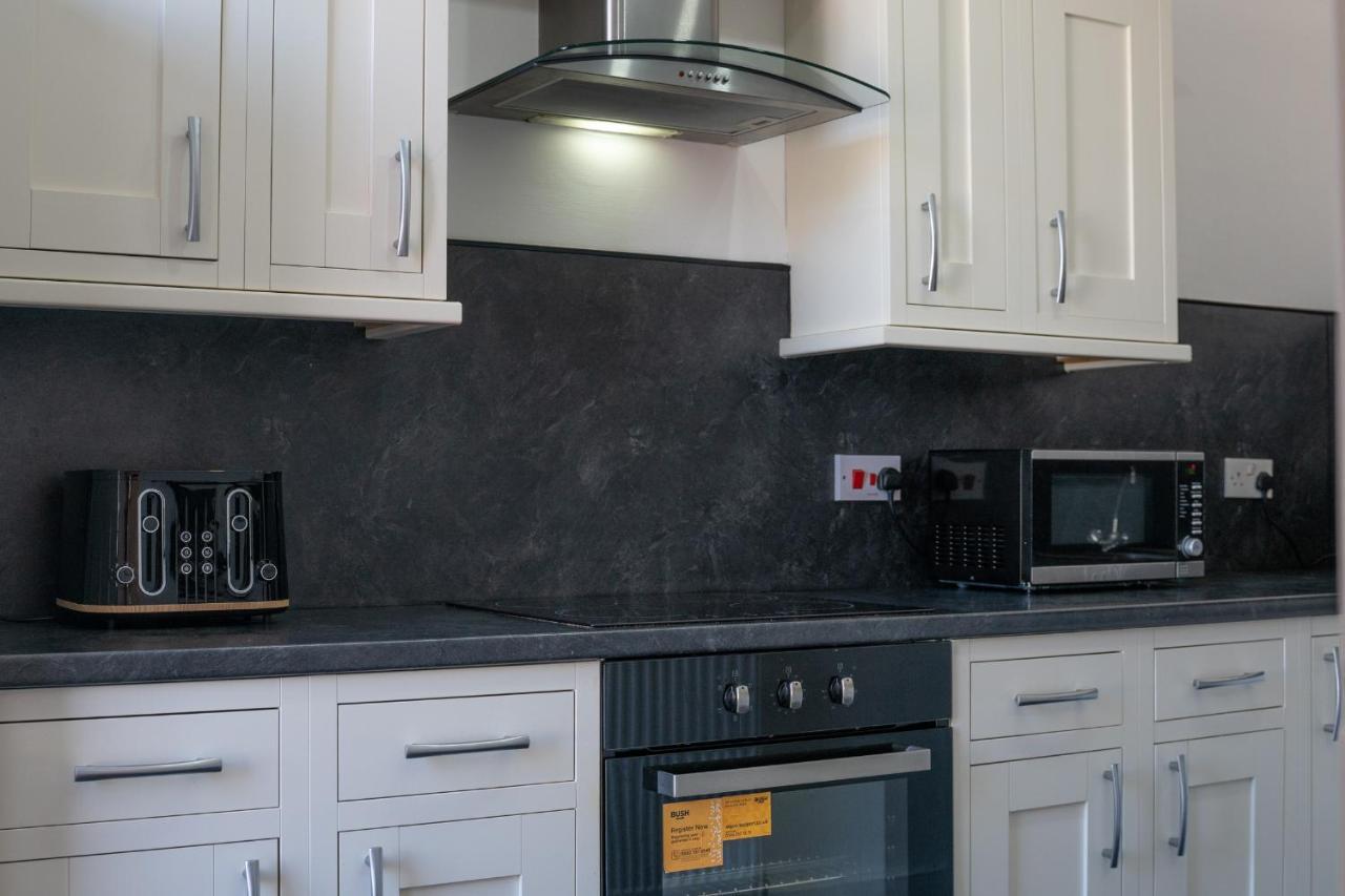 Dwellcome Home Ltd 1 Bed Apt, Half Mile To Union Street Yet Quiet, Free Parking, Fast Wifi, Ideal For Long Term Contractor, Etc Stays, Fully Equipped Kitchen, Regular Housekeeping Option - See Our Site For Assurance Абърдийн Екстериор снимка